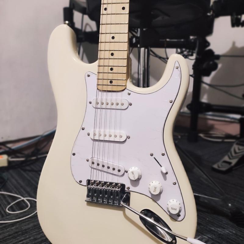 Gitar Elektrik Difergio Original Listrik Body Alder Neck Mapel 6 Senar Model Stratocaster Warna Cream FREE Packing Kayu 3