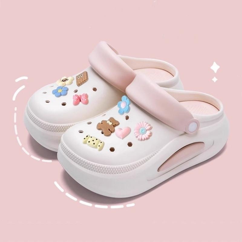 Sandal wanita terbaru dengan aksesori dekorasi gaya yang modis