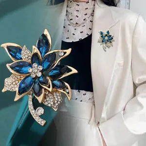 Bros Bunga Kristal Ringan dengan Hiasan Zirkon, Pin Elegan dan Berkelas, Aksesori yang Menawan dan Anggun
