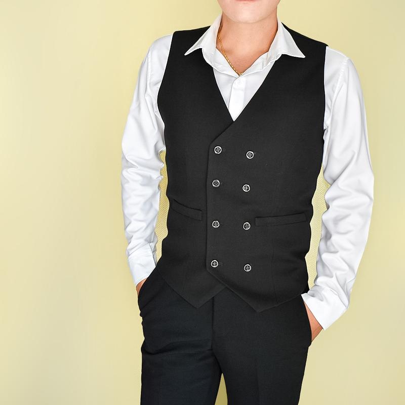 Áo gile nam màu đen 8 nút form ôm body + nơ đen Menswear 5