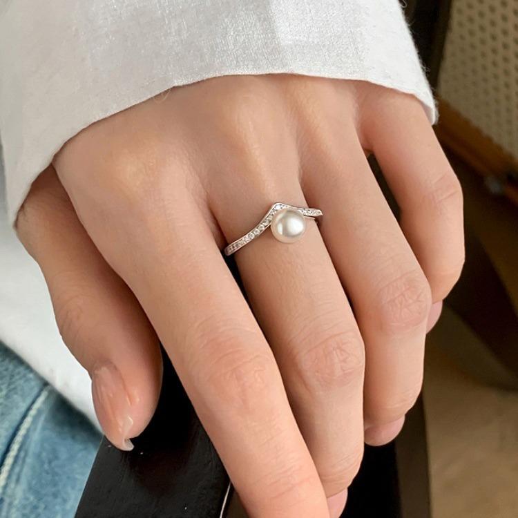 S925 Sterling Silver Pearl V-Shaped Ring Fashionable High-End Ring 2
