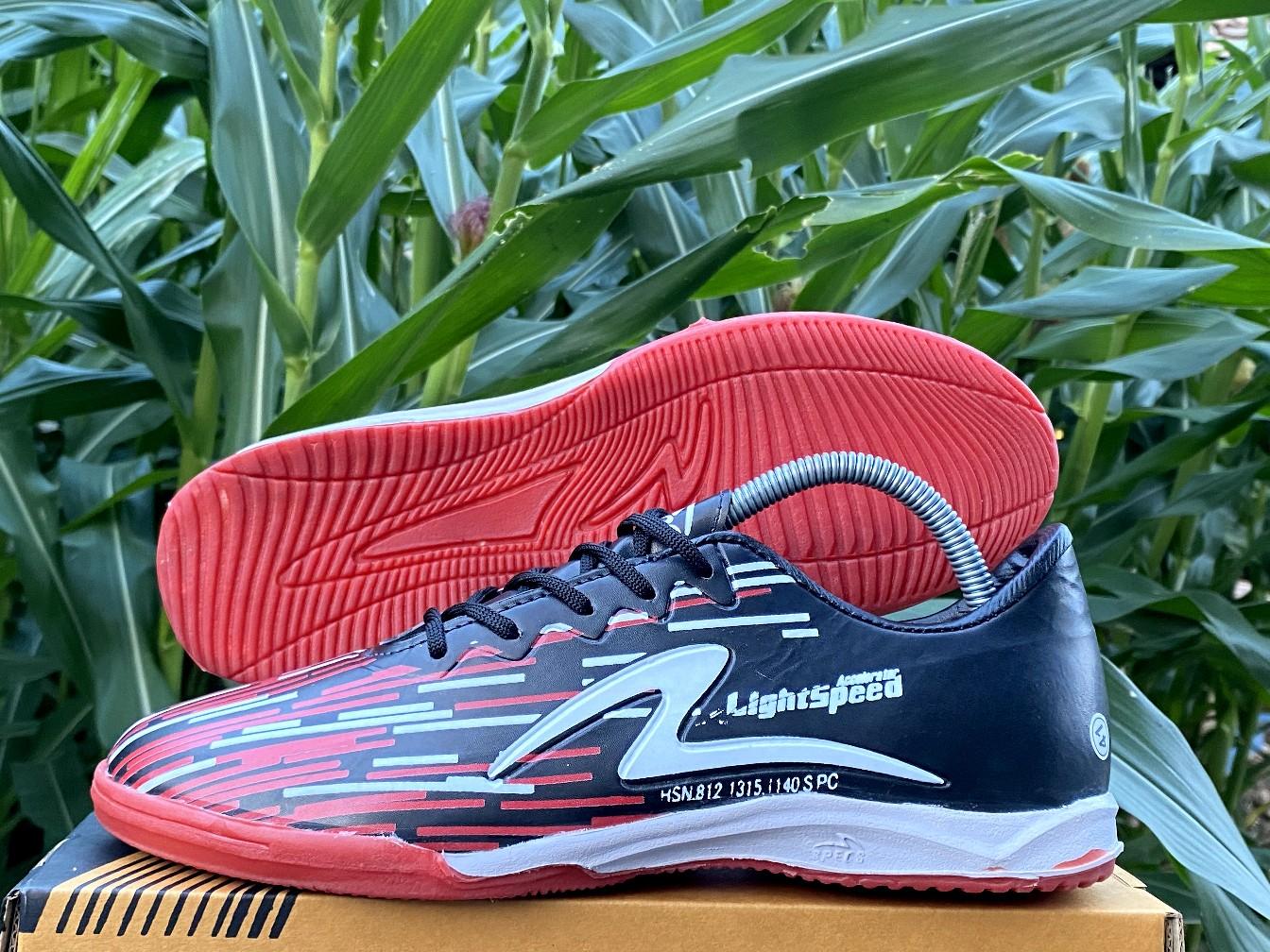 Sepatu Futsal Specs Lightspeed Reborn Terbaru - Ukuran 38-43, Bahan Semi Kulit Lentur, Sol Karet Anti Slip, Free Kaos Kaki  sepatu  futsal ls ivory sepatu futsal  flank sepatu futsal decit light  specs specs reborn original  specs specs  lightspeed