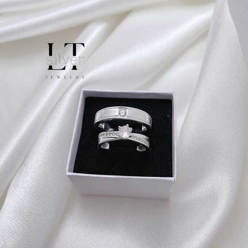 ( Tặng kèm Hộp ) Nhẫn đôi nam nữ bạc ta , mẫu nhẫn nam đá chủ nhỏ thân trơn độ sáng bóng cao , nhẫn nữ có đá đan chéo tạo đường nét duyên dáng LTJ 9966 nhẫn bạc cặpđôi