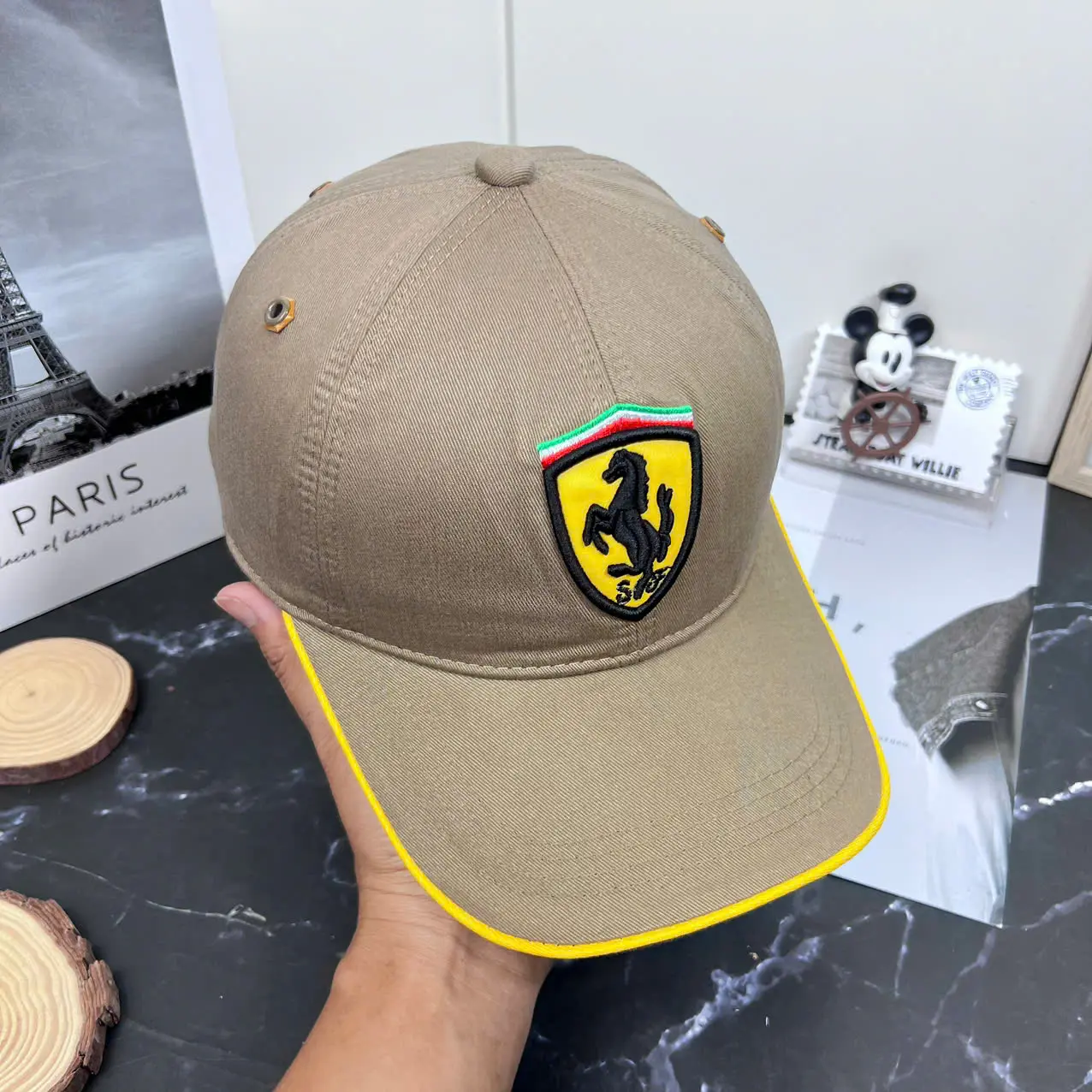 Nón Lưỡi Trai Đỏ Thêu Logo Ferrari Phong Cách Thể Thao Đường Đua Đẳng Cấp - Viền Vàng Nổi Bật, Chất Liệu Cao Cấp, Dành Cho Fan Tốc Độ