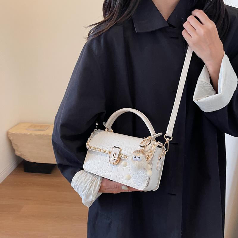 SIZE:20X12X7   Xinyi Bag Mẫu tết Túi Xách Nữ Đeo Chéo Hình Hộp Da Viền Dây Xích Kèm Gấu Bông Đi Tiệc Đi Chơi Phong Cách Hàn Quốc 2023_Quảng Châu Bag Kem tui  qc