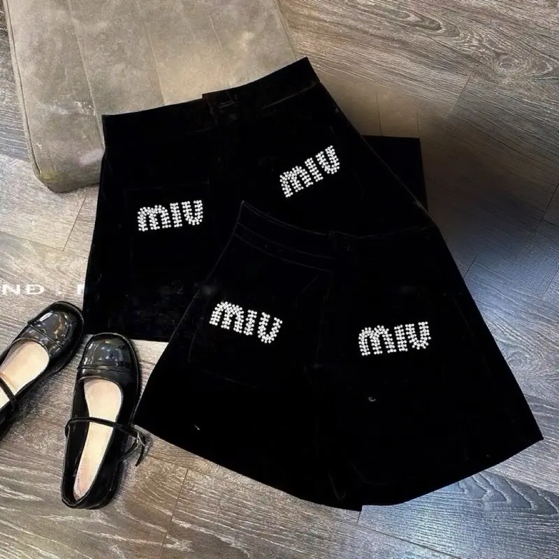 ￼Quần Short Nữ MIU Chất Nhung Túi Trước Thêu Chữ 1