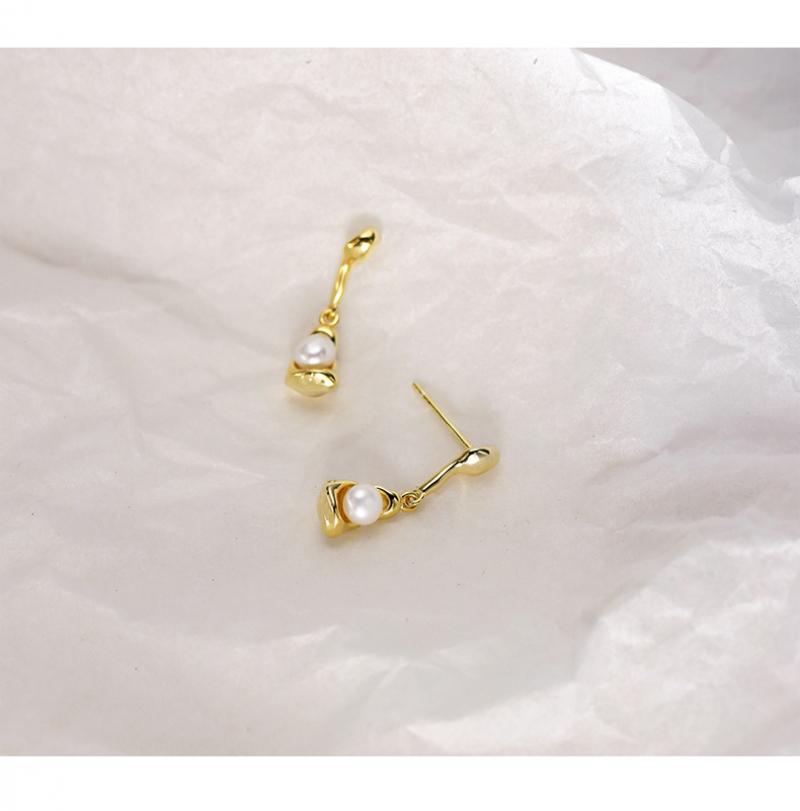 Product Introduction of New Hot-Selling Earrings and Ear Pendants with Unique Design Sense, Versatile Jewelry, Irregular Pearl Earrings for Women, Elegant Style amber  jewelry  sets floating  helix  earring temple  jewellery 7
