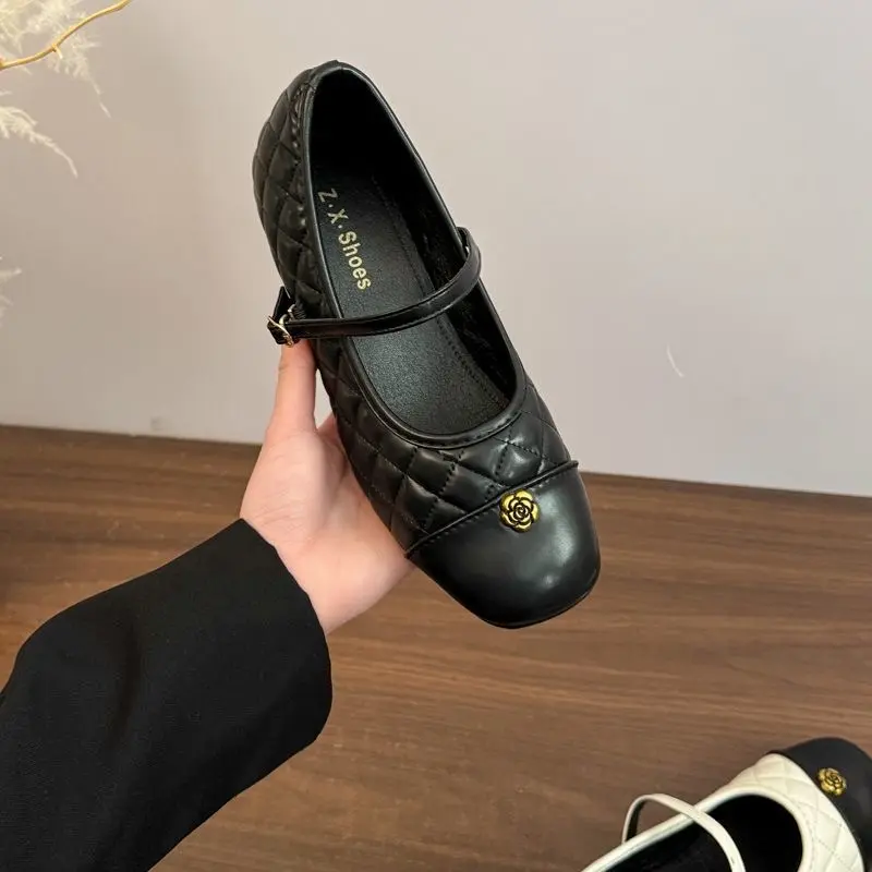 ダイアのA Women's square-toe Mary Jane flats with a camellia diamond pattern