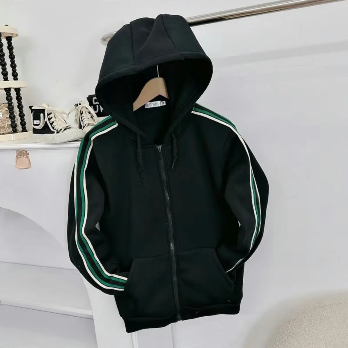 Áo hoodie nam nữ được làm từ chất vải nỉ 2 da dày dặn . Với thiết kế đường dệt chạy dọc 2 bên tay , tạo điểm nhất nổi bật và cá tính . Size từ 45 - 80kg Menswear