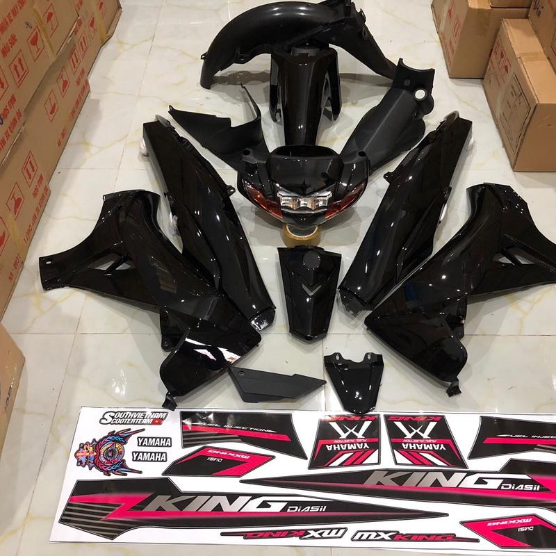 Dàn áo sirius màu đen, dán sẵn tem theo mẫu, hàng 1/2. Đi ốp đầu si helllo/ dè trước kiểu zin. Chưa kèm pha đèn.