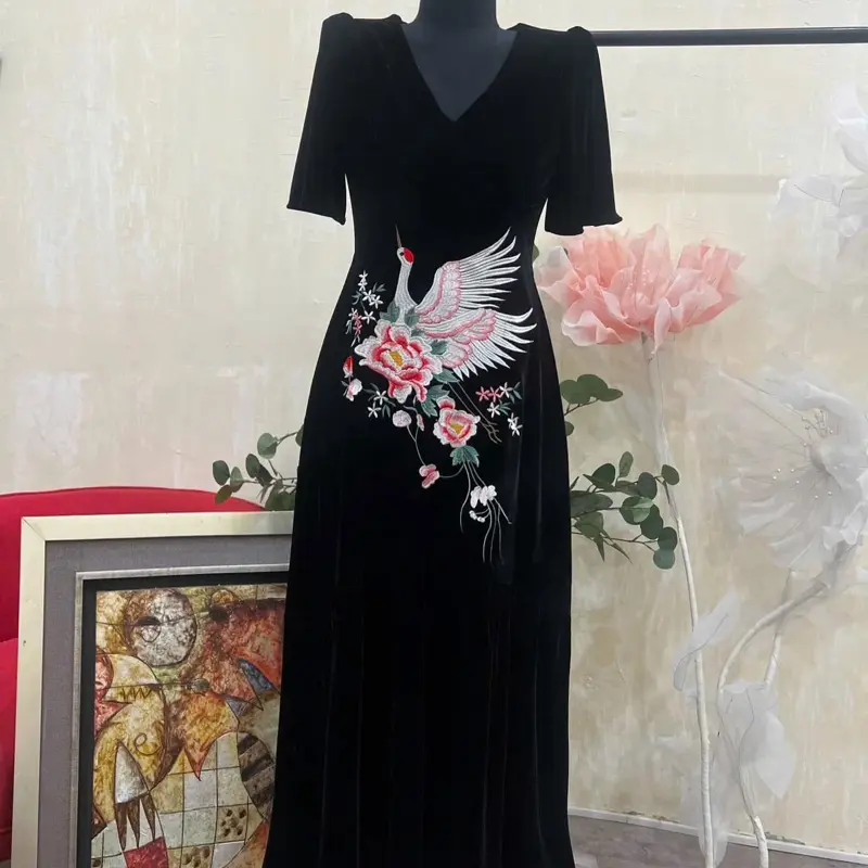 Váy nhung lụa cộc tay thêu hạc hoa, ôm eo, chân váy xoè. Dành cho người có vòng eo 66 đến 76