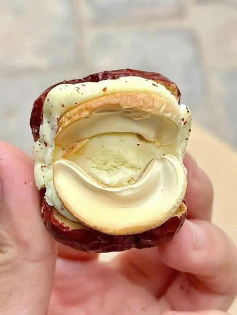 Táo Đỏ Kẹp Sữa Lạc Đà Hạt Điều Ăn Vặt Dinh Dưỡng Nhân Sữa Dẻo Dai Kéo Sợi (Gói 300g, 450g) - PHUONGHUYENFOOD Táo Đỏ Viên Kẹo Candy kẹo  táo 5