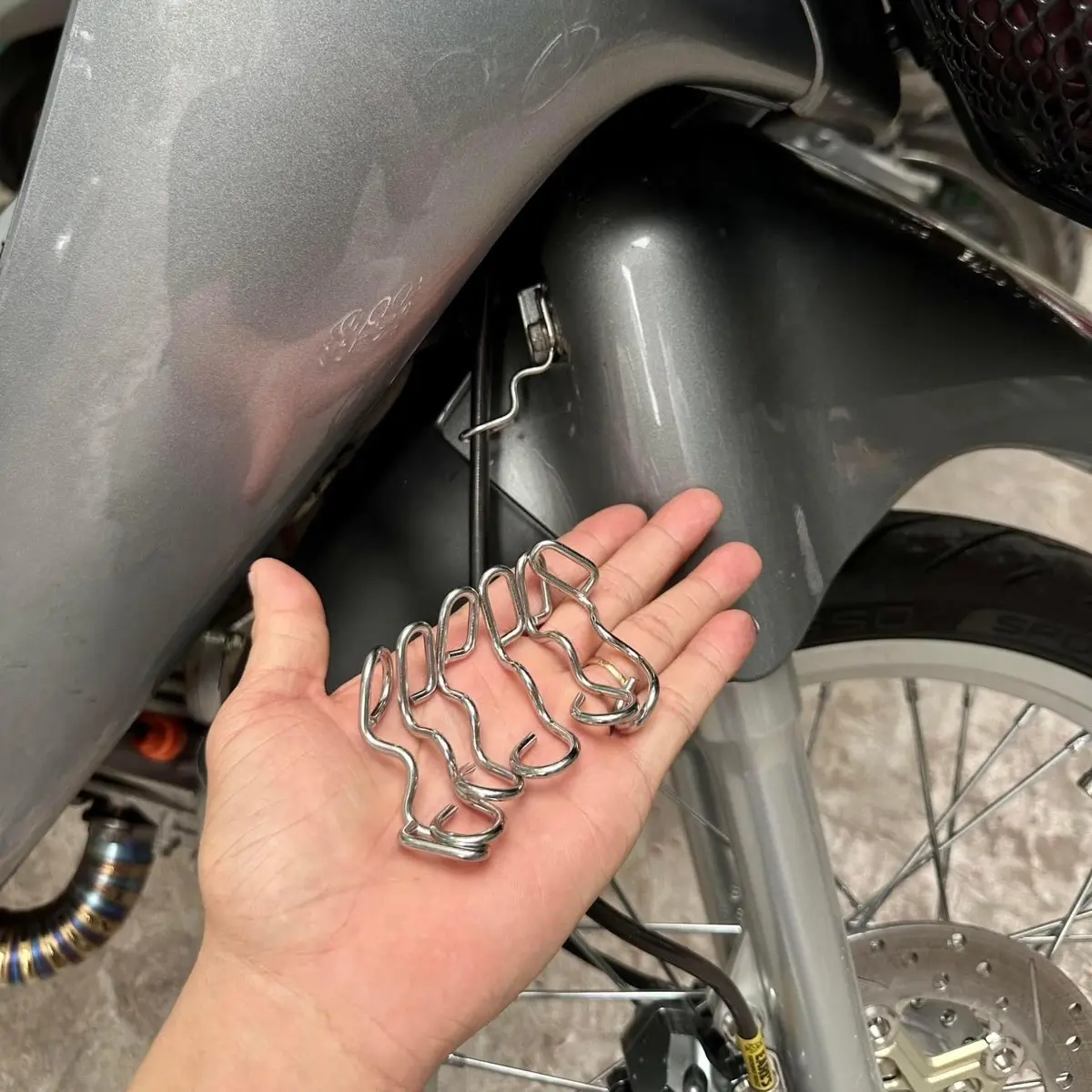 Pat dây dầu inox mẫu mới gắn tất cả các loại xe  . Dây Zin dây đồ chơi đều gắn đc .Gắn như Zin cho . Wave đĩa . Fuled . Funeo . RS   Xe