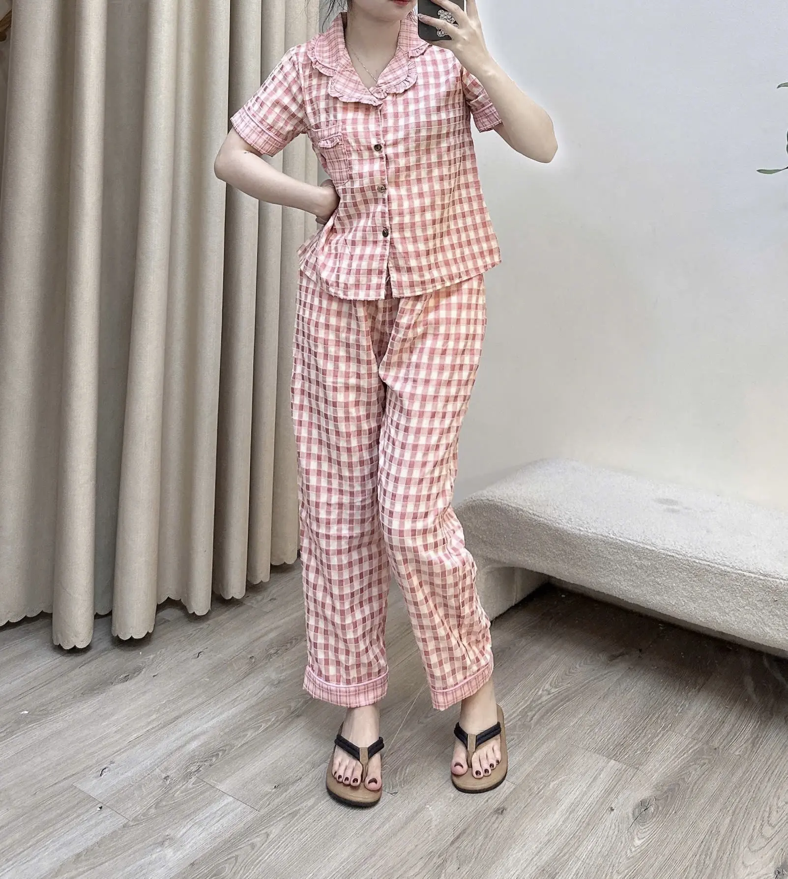 Bộ đồ ngủ mặc nhà nữ Hh áo cộc cổ pizama bàn to phối viền bèo bên phải ngực có túi áo quần dài hoạ tiết kẻ caro chất liệu đũi mềm mát thấm hút mồ hôi