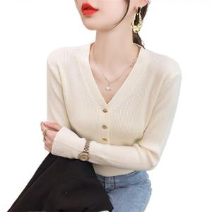 เสื้อชั้นในฐานบาง, ฤดูใบไม้ผลิ 2024 การออกแบบเฉพาะใหม่, หัวเข็มขัดทอง, คอวี, ถัก, แขนยาว, สำหรับผู้หญิง, สไตล์ต้นฤดูใบไม้ร่วง Clothing Women Lady ไหม  พรมกระดุมหน้า