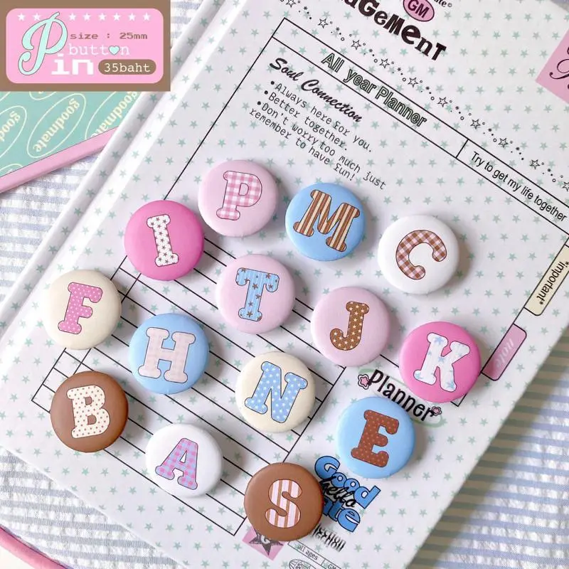 exxo  25 Pin Button 25mm Alphabet Karakter Huruf Lucu