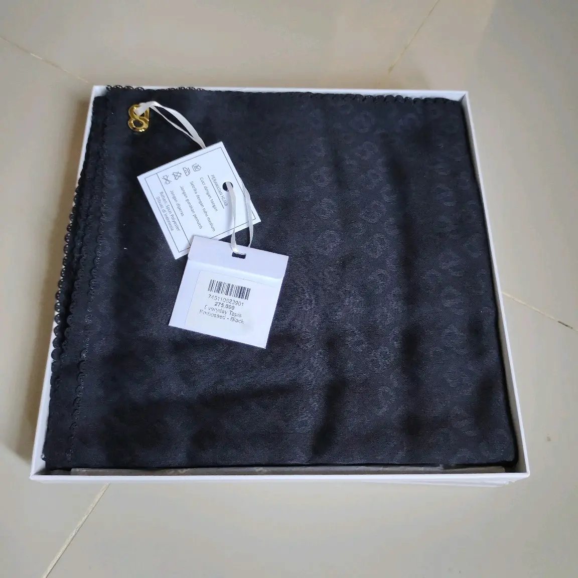 Everyday tapis embossed 2.0 By Buttonscarves