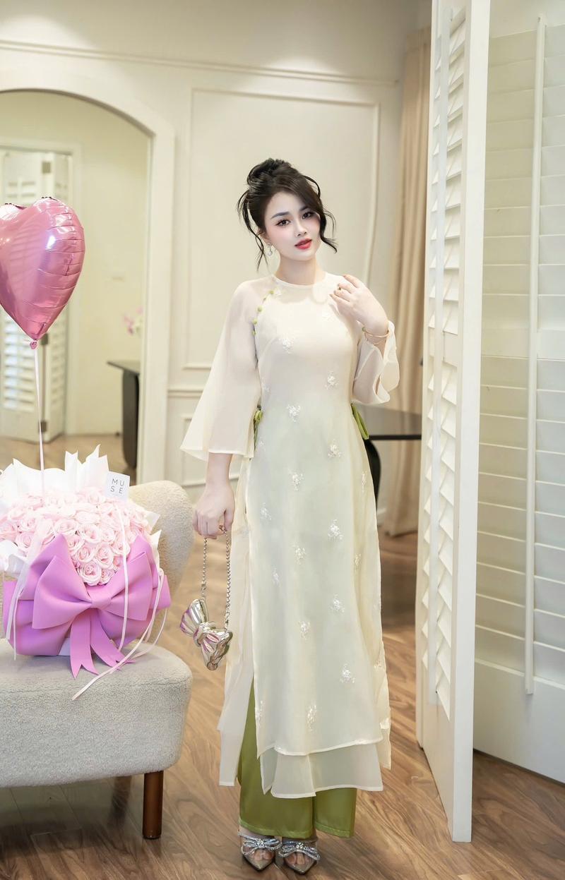 Product Introduction of COCOTETE - Set Áo Dài Tơ Thêu Hoa Nhí 2 Tà Mặc Tết Xinh Xắn 17