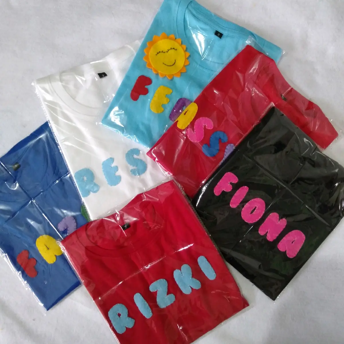 kaos anak laki-laki dan perempuan free nama bisa request sesuai keinginan bisa pilih warna untuk usia 0-13 tahun bahan Katun bisa untuk Santai