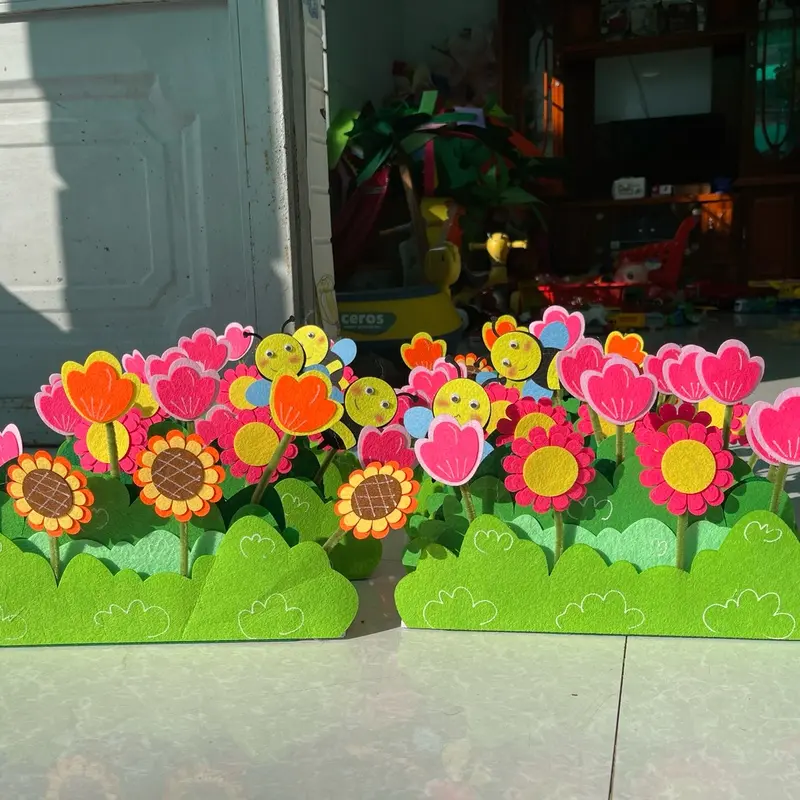 Hoa trang trí chân tường có lúc lắc theo gió. Kích thước 30x35cm , đung trong trang trí chân tường lớp học mầm non, chơi hoạt động góc, sân khấu kể chuyện, âm nhạc 5
