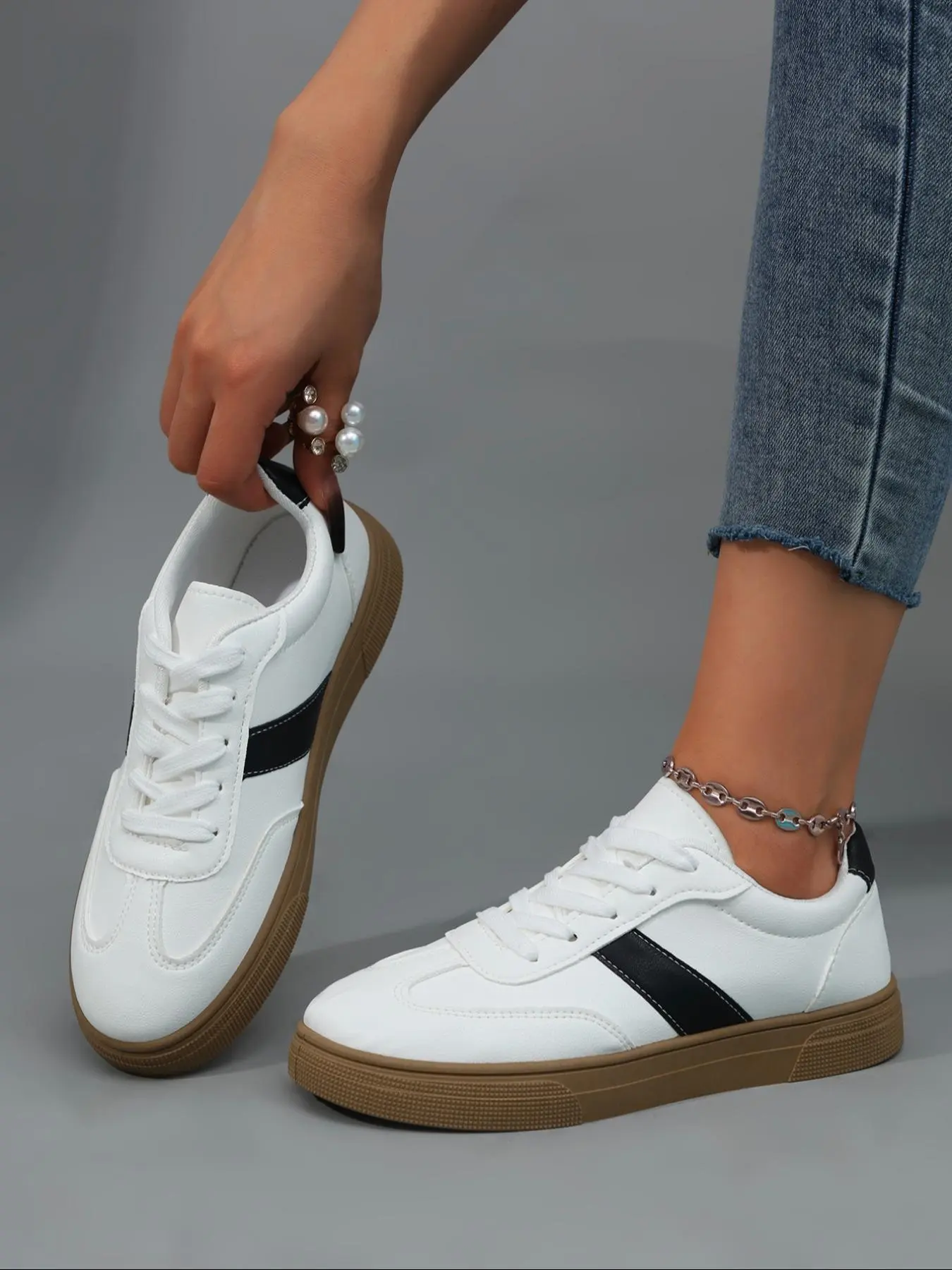 Women's Fashionable Lace Up Low Top Sneakers, Casual Comfortable Breathable Sports Shoes, Female All-match Round Toe Shoes for Daily Wear