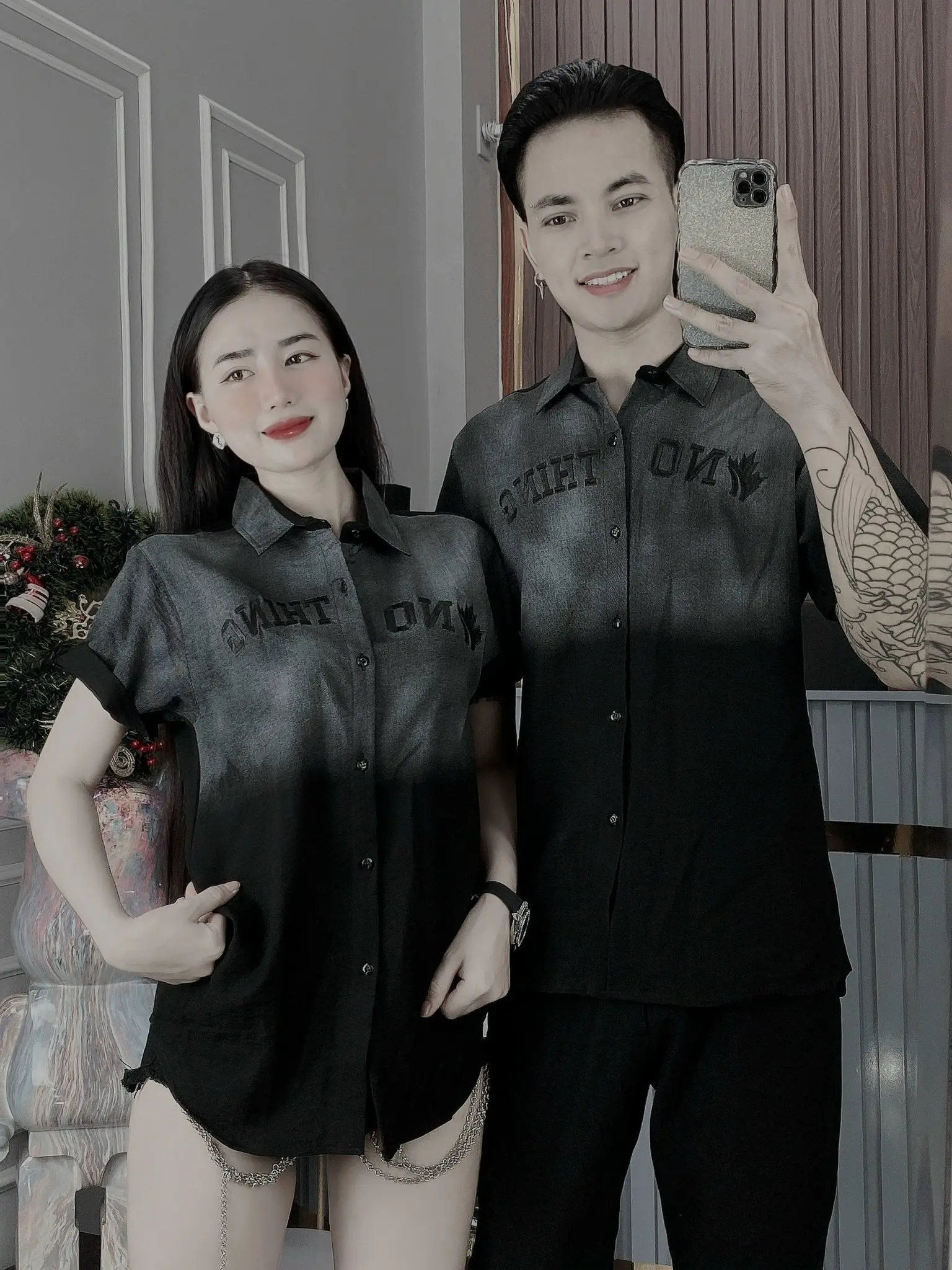 Áo sơ mi nam nữ tay ngắn chất vải đũi chứ thêu phối loang thoáng mát Menswear Cổ Tròn