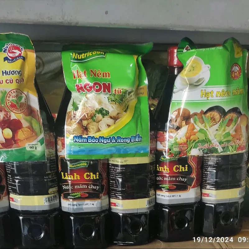 nước mắm linh chi nước mắm thuần chay dùng làm nước chấm hoặc nêm vào thức ăn sau khi nấu chín 4 chai 145 k tặng kèm 2 bịch hạt nêm chay 3