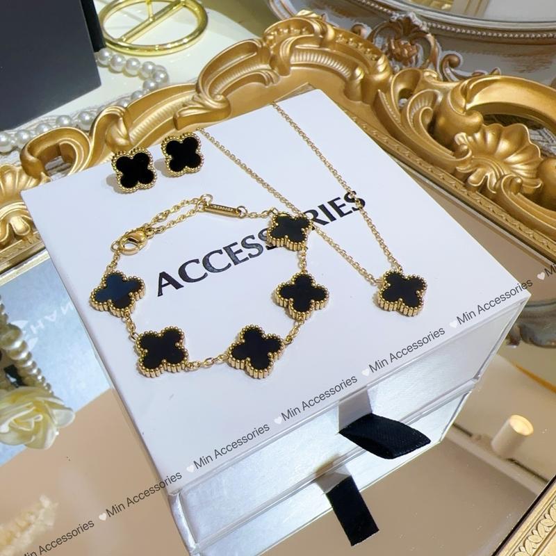 Set khuyên tai vòng cổ lắc tay titan cỏ 4 lá 2 mặt trơn k đen k han rỉ Phụ kiện trang sức by Min Accessories