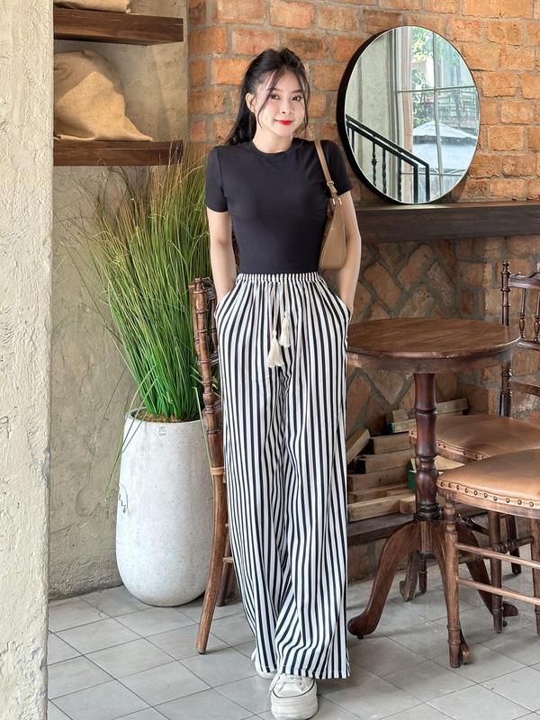 B-18  Bộ Đồ Áo croptop cổ tròn tay ngắn quần suông sọc có dây tua nữ