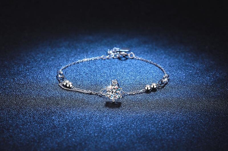 Product Introduction of S925 Sterling Silver Bracelet Female Diamond Bracelet Female Female Light Luxury Korean Bracelet 1 Karat D Color Moissanite Bracelet Female 4
