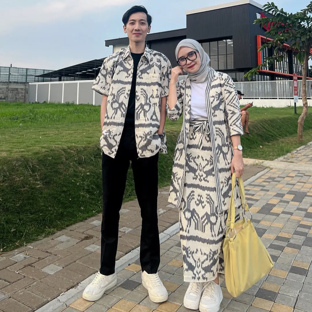 READY STOCK - MADAM WHITE NTT  01 - Baju tenun couple - baju kondangan tenun atasan outer panjang  wanita  keluarga  pasangan Bawahan Dewasa  Simple  Motif  Etnik  Lilit Batik Katun Sarimbit Songket Dress Seragam