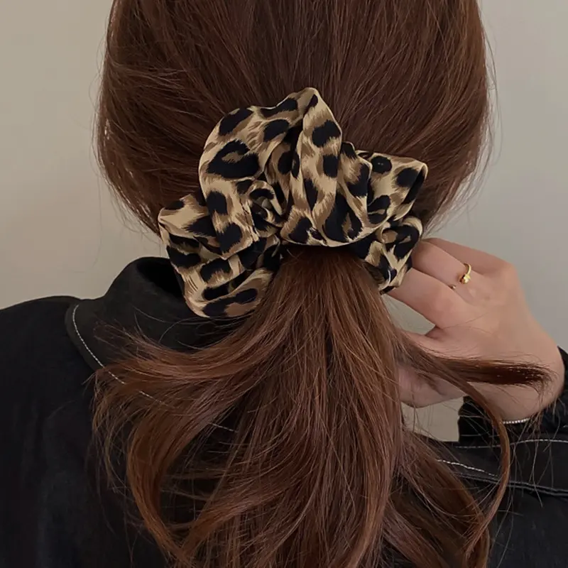 Scrunchie Cetakan Leopard, Bahan Fabrik, Gaya Retro Perancis - TikTok ...