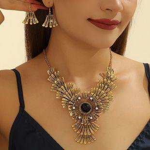 Product Introduction of Fashion Trend Necklace Retro Hollow Flower Inlaid Diamond Valentine's Day Necklace Clavicle Chain Jewelry 9