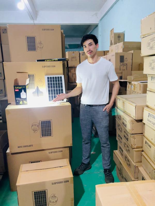 Đèn năng lượng mặt trời tròn 350W 3 chế độ màu 6