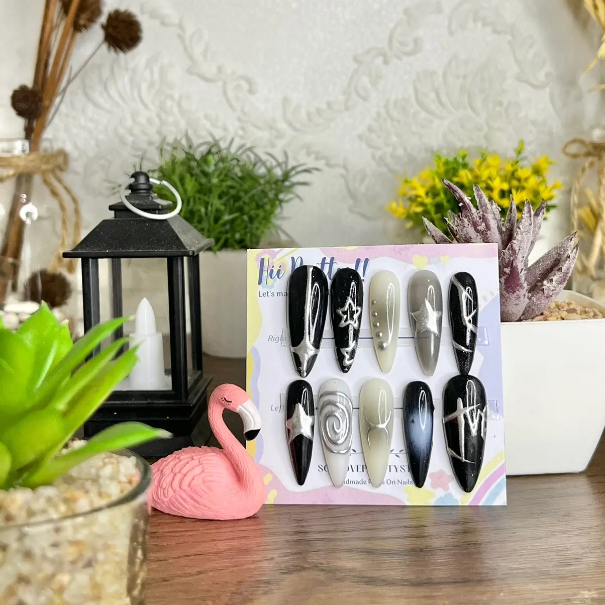 Monochrome press on nails