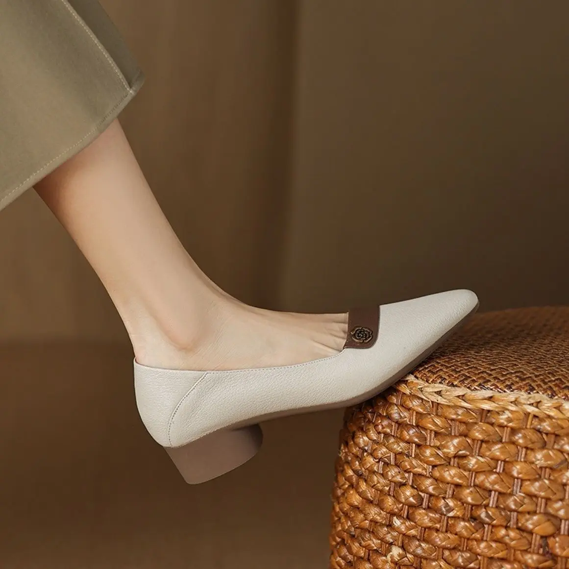 Giày Da Thật, Phong Cách Pháp, Da Cừu, Cắt Nông, Nhẹ, Mũi Nhọn, Đế Mềm, Dễ Phối Đồ Khối Màu, Dành Cho Nữ, Hàng Mới Về 2024