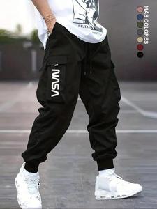 Pantalones cargo con cierre de solapa y estampado de letras para hombre, corte regular, moda casual de calle con cintura con cordón para uso al aire libre, pantalones para todas las estaciones