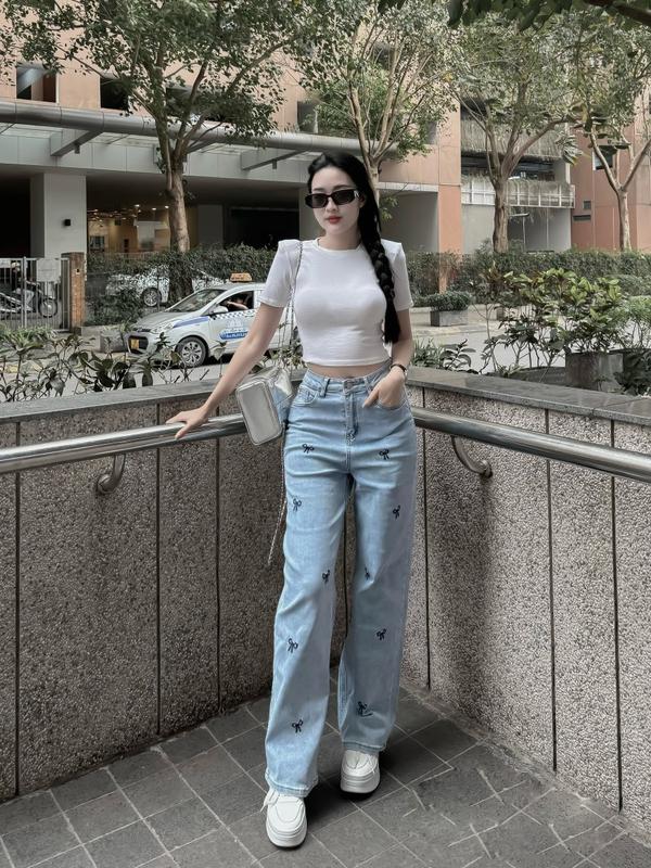 Quần Jean Suông Thêu Nơ Cạp Cao Nữ Leda Nấm Lùn Dài 95cm