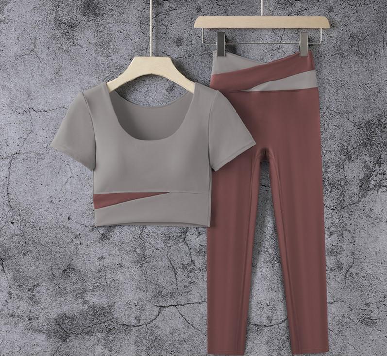 Product Introduction of Bộ đồ Tập Gym, Tập Thể Dục dành cho nữ S049. Set đồ 2 món gồm áo croptop có sẵn mút đệm và quần dài mặc tôn dáng. 8