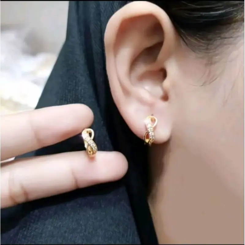 Anting Jepit Titanium Gold Perhiasan Wanita Terbaru Lapis Emas Tahan Lama .
