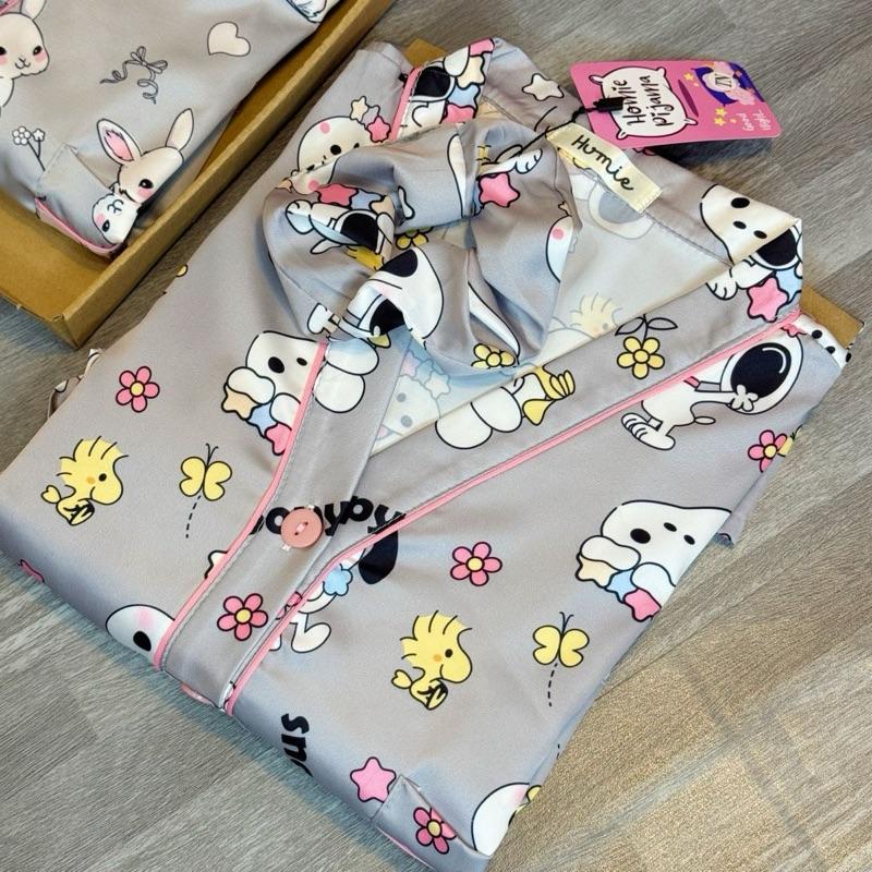 [Freesize 50-75kg] Bộ đồ ngủ cổ chữ V tay cánh dơi, quần dài, chất vải lụa latin, hoạ tiết xinh yêu