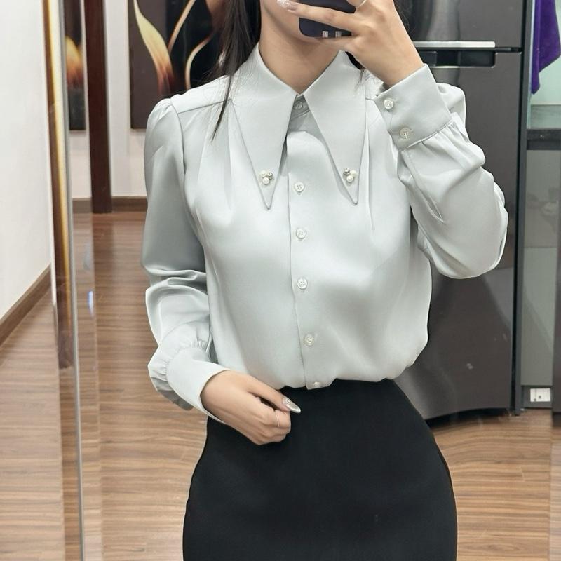 Sơ mi cổ đức nhọn cổ đính hạt ngọc trai. Kiểu dáng basic 2