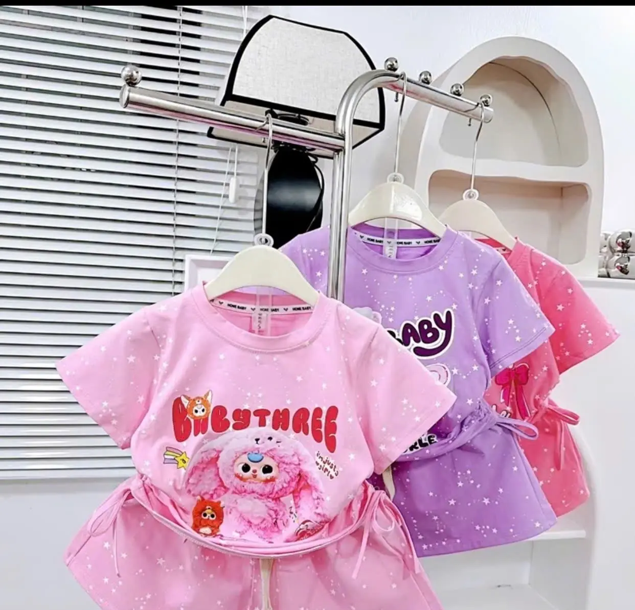 Bộ quần áo bé gái ,TỪ  10-45kg áo in hình  babythee chấm SAO  và bộ quần áo cổ tròn , tay rua  chất liệu  vải SU thoáng mát