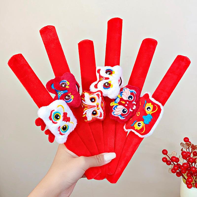Product Introduction of Scrunchies màu đỏ, vòng tay đa chức năng, búp bê dễ thương, vòng tay vải nỉ Mũ Cài Tóc, quà tặng lễ hội mùa xuân, phụ kiện thời trang trẻ em, năm mới 2025, AKKU 16