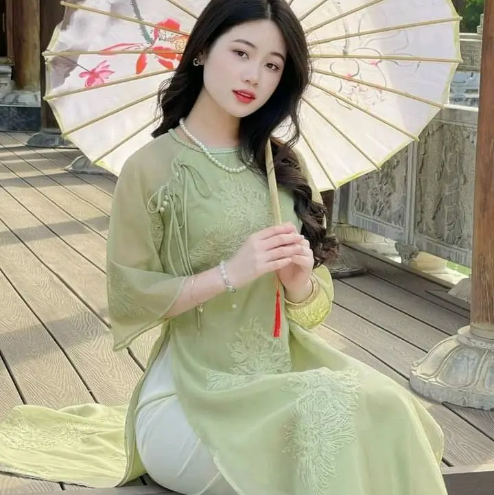 Áo dài cách tân tơ thêu đính nơ đính ngọc