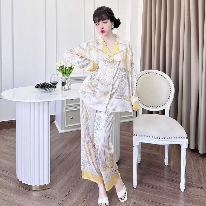 Đồ bộ pifama lụa latin cổ vest nút bọc , in hoạ tiết màu vàng sang trọng , trẻ trung bigsize đến 90kg