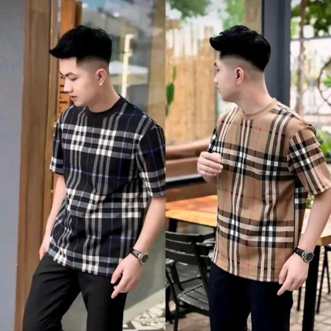 Combo áo thun nam nữ mùa hè cổ tròn,ngắn tay unisex họa tiết karo chất poly cao cấp mềm mại,thoáng mát,thấm hút mồ hôi hai màu kẻ vàng và kẻ xanh than, phong cách trẻ trung, lịch sự top hot 2025
