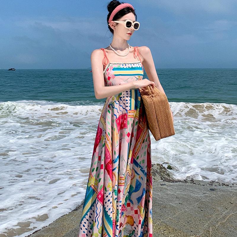 Gaun Wanita Tanpa Lengan Berpinggang Tinggi dengan Motif Warna-warni, Hem Lebar, dan Tali Bahu Gaun Wanita Tanpa Lengan Berpinggang Tinggi dengan Motif Warna-warni, Hem Lebar, dan Tali Bahu