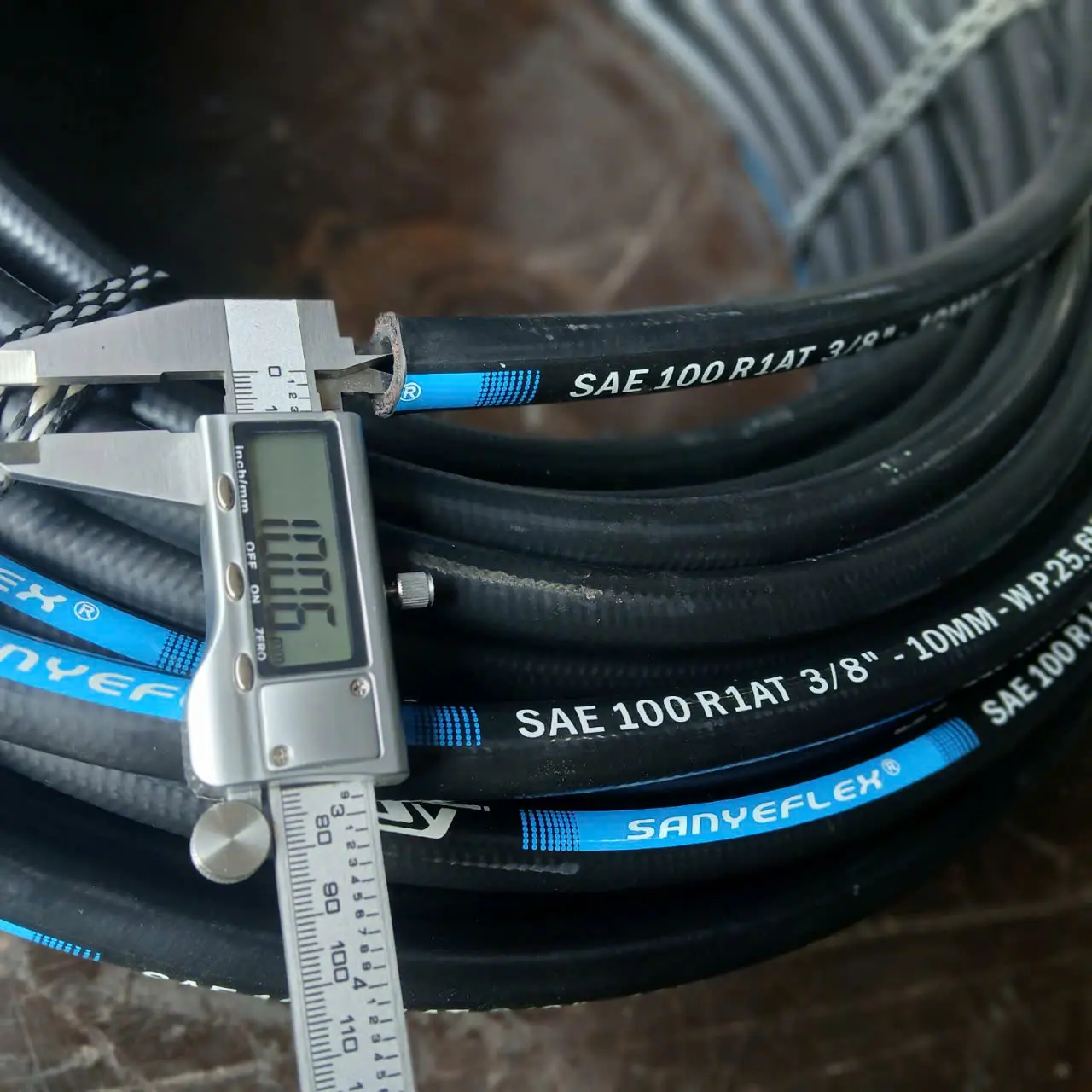 Ống dẫn dầu áp suất cao Sanyeflex phi 10mm, 1 lớp thép, da bóng khớp  nối