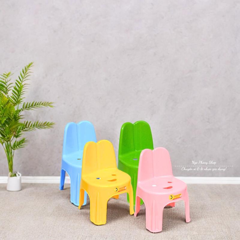 Ghế tai thỏ Tân Lập Thành. Ghế nhựa có tựa, chân chống trượt cho bé. Chất liệu nhựa PP an toàn.